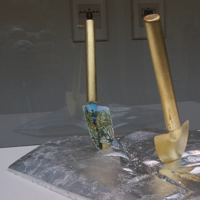 Don't Shoot the Pianoplayer, bladgoud, bladzilver, olieverf op metaal, hout, 2000/2013, tijdens tentoonstelling Fiat Lux, Kathedrale Sint Bavo/Vishal, Haarlem