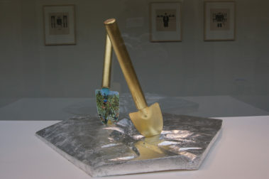 Don't Shoot the Pianoplayer, bladgoud, bladzilver, olieverf op metaal, hout, 2000/2013, tijdens tentoonstelling Fiat Lux, Kathedrale Sint Bavo/Vishal, Haarlem