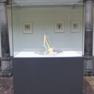 Don't Shoot the Pianoplayer, bladgoud, bladzilver, olieverf op metaal, hout, 2000/2013, tijdens tentoonstelling Fiat Lux, Kathedrale Sint Bavo/Vishal, Haarlem