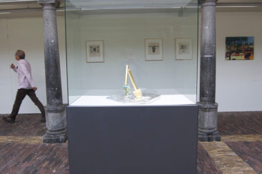 Don't Shoot the Pianoplayer, bladgoud, bladzilver, olieverf op metaal, hout, 2000/2013, tijdens tentoonstelling Fiat Lux, Kathedrale Sint Bavo/Vishal, Haarlem