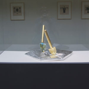Don't Shoot the Pianoplayer, bladgoud, bladzilver, olieverf op metaal, hout, 2000/2013, tijdens tentoonstelling Fiat Lux, Kathedrale Sint Bavo/Vishal, Haarlem