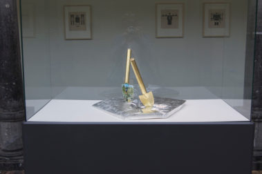 Don't Shoot the Pianoplayer, bladgoud, bladzilver, olieverf op metaal, hout, 2000/2013, tijdens tentoonstelling Fiat Lux, Kathedrale Sint Bavo/Vishal, Haarlem