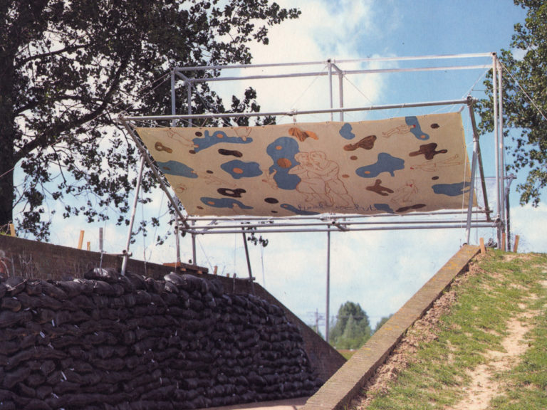 Er is ons eindelijk iets overkomen, Installation, acrylic on canvas, steel and sandbags 1994, beeldende kunstmanifestatie Doorbroken lijn, mei september 1994, Geniedijk, Haarlemmermeer