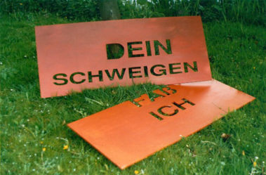 Dein Schweigen fass ich, detail, Installation, 5x15x 3 m, Foundation College, tijdens de tentoonstelling 'Ik heb geen zoon om mijn gedachtenis levend te houden", Kortenhoef, 1997