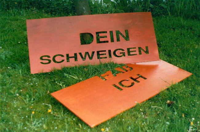 Dein Schweigen fass ich, detail, Installation, 5x15x 3 m, Foundation College, tijdens de tentoonstelling 'Ik heb geen zoon om mijn gedachtenis levend te houden", Kortenhoef, 1997