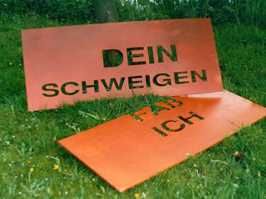 Dein Schweigen fass ich, detail, Installation, 5x15x 3 m, Foundation College, tijdens de tentoonstelling 'Ik heb geen zoon om mijn gedachtenis levend te houden", Kortenhoef, 1997