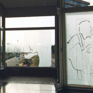 Der Tempo Mann, Installatie speciaal gemaakt voor het bruggebouw van het CBK te Emmen. Casseine op glas op 3 ramen