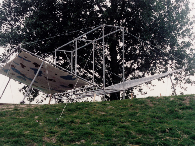Er is ons eindelijk iets overkomen, Installation, acrylic on canvas, steel and sandbags 1994, beeldende kunstmanifestatie Doorbroken lijn, mei september 1994, Geniedijk, Haarlemmermeer