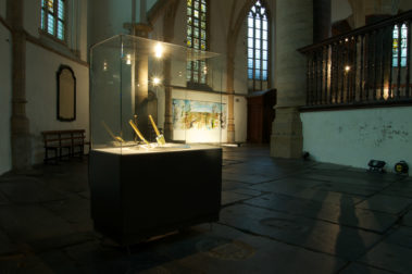 Don't Shoot the Pianoplayer, bladgoud, bladzilver, olieverf op metaal, hout, 2000/2013, tijdens tentoonstelling Fiat Lux, Kathedrale Sint Bavo/Vishal, Haarlem