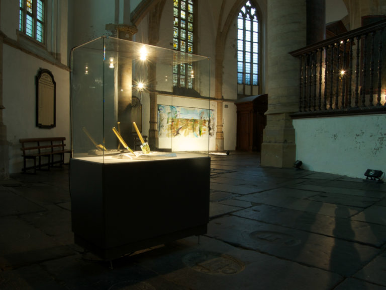 Don't Shoot the Pianoplayer, bladgoud, bladzilver, olieverf op metaal, hout, 2000/2013, tijdens tentoonstelling Fiat Lux, Kathedrale Sint Bavo/Vishal, Haarlem