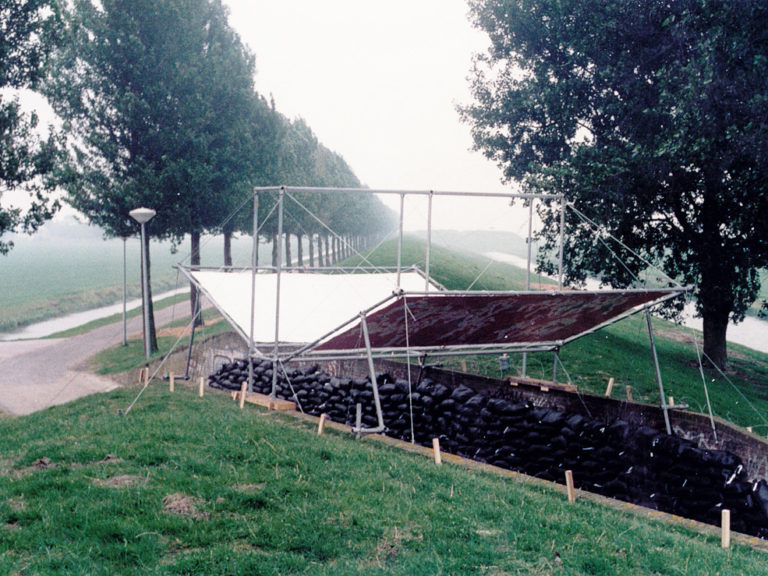 Er is ons eindelijk iets overkomen, Installation, acrylic on canvas, steel and sandbags 1994, beeldende kunstmanifestatie Doorbroken lijn, mei september 1994, Geniedijk, Haarlemmermeer