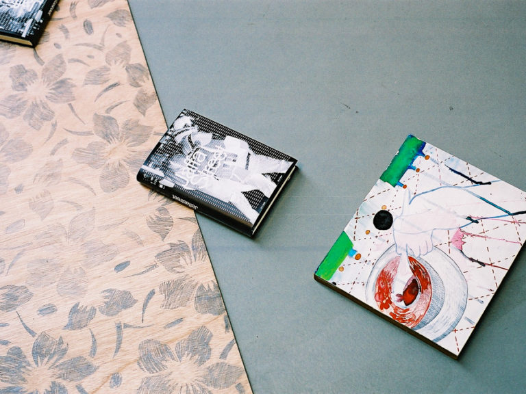 Het Paradijs, Detail uit installatie, Tentoonstelling Memorial Images, CBK Alphen aan de Rijn, 2002