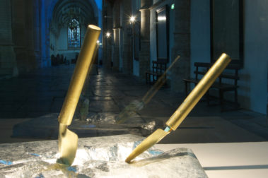 Don't Shoot the Pianoplayer, bladgoud, bladzilver, olieverf op metaal, hout, 2000/2013, tijdens tentoonstelling Fiat Lux, Kathedrale Sint Bavo/Vishal, Haarlem