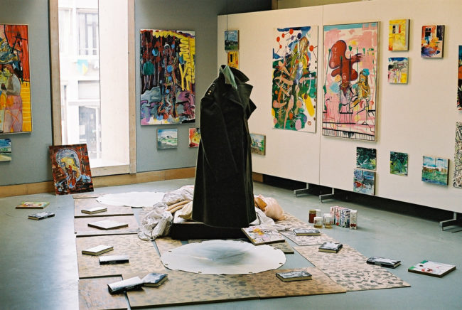 Het Paradijs, installatie, Tentoonstelling Memorial Images, CBK Alphen aan de Rijn, 2002