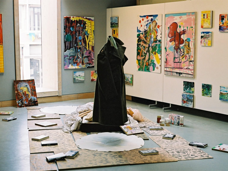 Het Paradijs, installatie, Tentoonstelling Memorial Images, CBK Alphen aan de Rijn, 2002