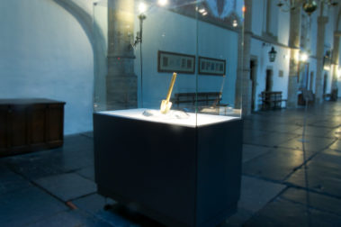 Don't Shoot the Pianoplayer, bladgoud, bladzilver, olieverf op metaal, hout, 2000/2013, tijdens tentoonstelling Fiat Lux, Kathedrale Sint Bavo/Vishal, Haarlem
