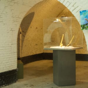 Don't Shoot the Pianoplayer, bladgoud, bladzilver, olieverf op metaal, hout, 2000/2013, tijdens tentoonstelling What iff, Fort bij Asperen, 2018