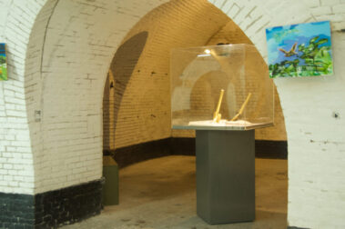 Don't Shoot the Pianoplayer, bladgoud, bladzilver, olieverf op metaal, hout, 2000/2013, tijdens tentoonstelling What iff, Fort bij Asperen, 2018