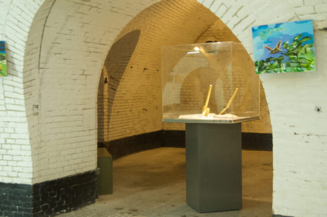 Don't Shoot the Pianoplayer, bladgoud, bladzilver, olieverf op metaal, hout, 2000/2013, tijdens tentoonstelling What iff, Fort bij Asperen, 2018
