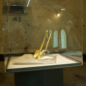 Don't Shoot the Pianoplayer, bladgoud, bladzilver, olieverf op metaal, hout, 2000/2013, tijdens tentoonstelling What iff, Fort bij Asperen, 2018