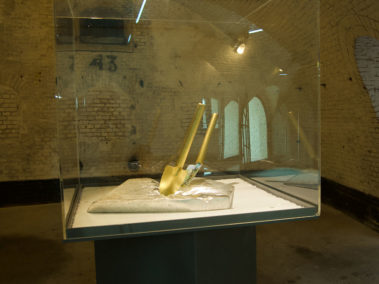 Don't Shoot the Pianoplayer, bladgoud, bladzilver, olieverf op metaal, hout, 2000/2013, tijdens tentoonstelling What iff, Fort bij Asperen, 2018