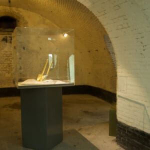 Don't Shoot the Pianoplayer, bladgoud, bladzilver, olieverf op metaal, hout, 2000/2013, tijdens tentoonstelling What iff, Fort bij Asperen, 2018