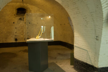 Don't Shoot the Pianoplayer, bladgoud, bladzilver, olieverf op metaal, hout, 2000/2013, tijdens tentoonstelling What iff, Fort bij Asperen, 2018