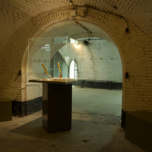 Don't Shoot the Pianoplayer, bladgoud, bladzilver, olieverf op metaal, hout, 2000/2013, tijdens tentoonstelling What iff, Fort bij Asperen, 2018