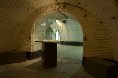 Don't Shoot the Pianoplayer, bladgoud, bladzilver, olieverf op metaal, hout, 2000/2013, tijdens tentoonstelling What iff, Fort bij Asperen, 2018