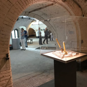 Don't Shoot the Pianoplayer, bladgoud, bladzilver, olieverf op metaal, hout, 2000/2013, tijdens tentoonstelling What iff, Fort bij Asperen, 2018