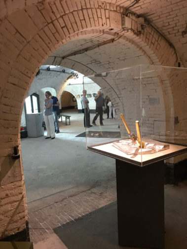 Don't Shoot the Pianoplayer, bladgoud, bladzilver, olieverf op metaal, hout, 2000/2013, tijdens tentoonstelling What iff, Fort bij Asperen, 2018