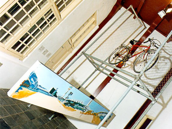 The Moment, geënsceneerde schildering, tekeningen, schilderijen, staal en objecten5 x 5 x 6 m, 1998 The Moment, Kunstcentrum De Twee Wezen, Enkhuizen