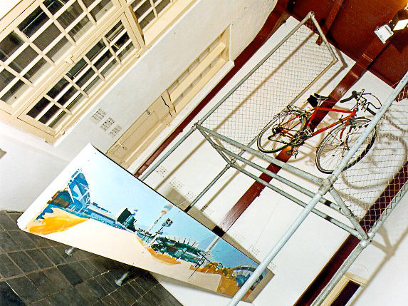 The Moment, geënsceneerde schildering, tekeningen, schilderijen, staal en objecten5 x 5 x 6 m, 1998 The Moment, Kunstcentrum De Twee Wezen, Enkhuizen