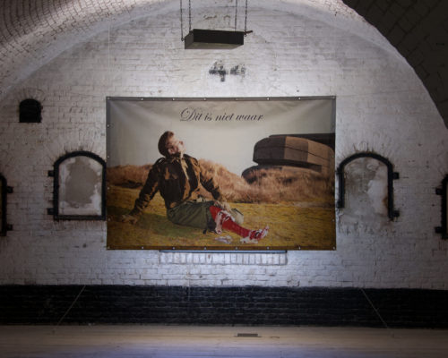 This is not the truth, geënsceneerde foto, 1999/2000, Fort bij Asperen 2018