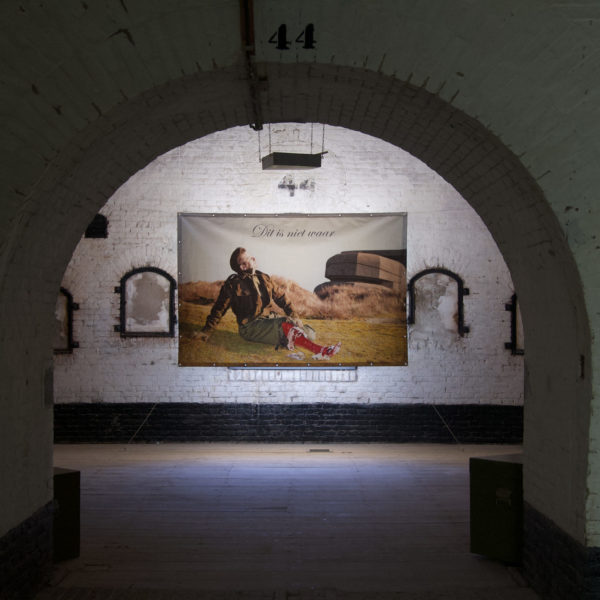 This is not the truth, geënsceneerde foto, 1999/2000, Fort bij Asperen 2018