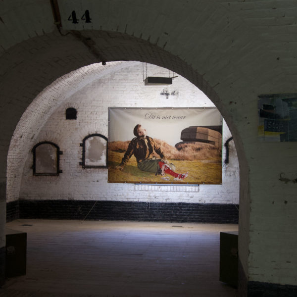 This is not the truth, geënsceneerde foto, 1999/2000, Fort bij Asperen 2018