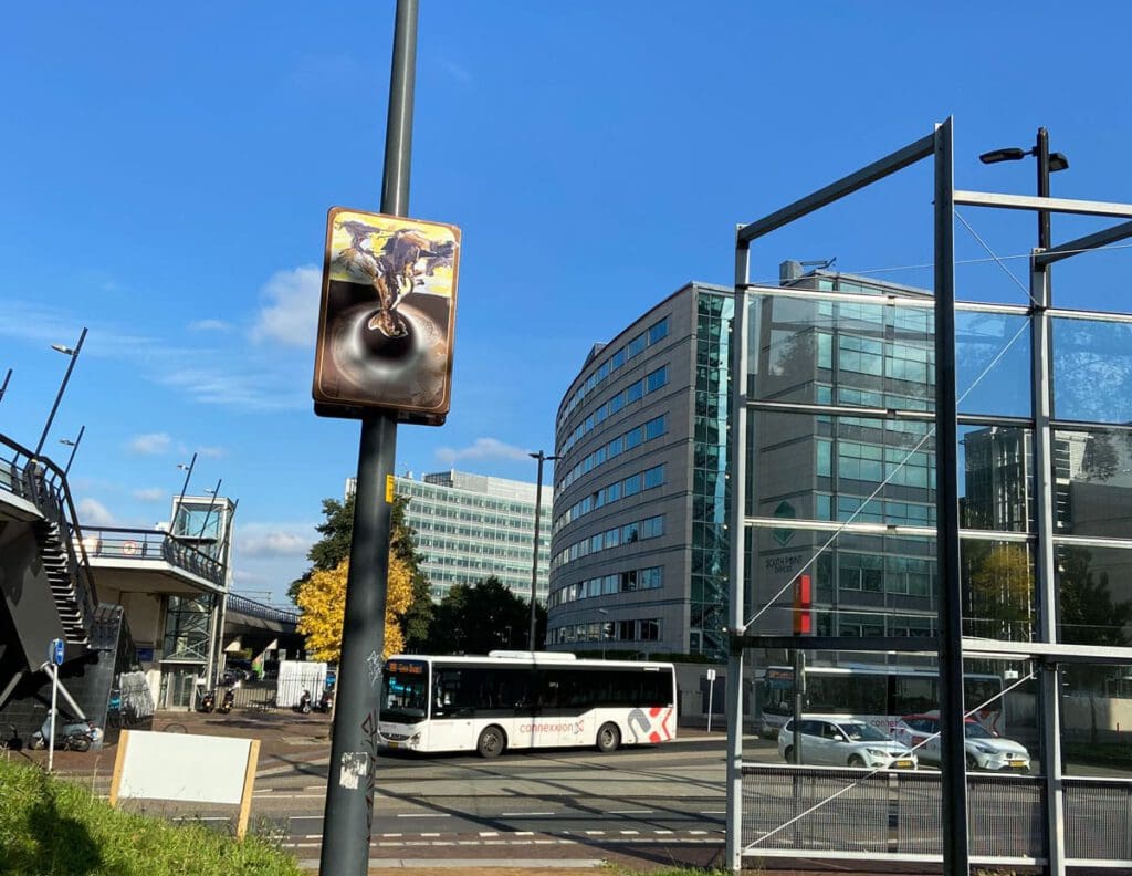 1Moed_locatie_def_ Deze afbeelding toont een van de 12 locaties van het kunstwerk Moed!, mijn soldaat op NS station Hoofddorp