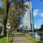 Deze afbeelding toont een van de 12 locaties van het kunstwerk Moed!, mijn soldaat op NS station Hoofddorp