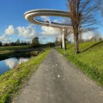 Zwevend Spoor ontwerp met verhoogd spoor en futuristische omgeving.